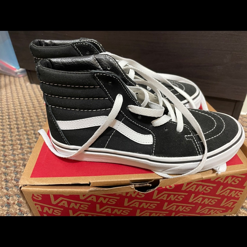 Vans sk8-hi - black and white - size 6 women’s